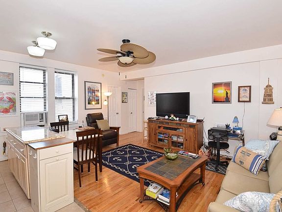4th image of 25 West Broadway