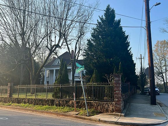 3rd image of 138 Douglas St SE