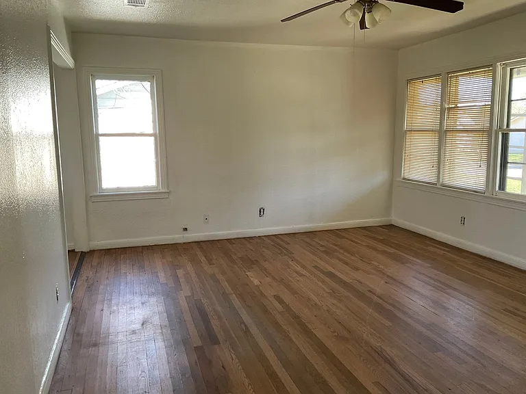 1007 Flag St — Photo 3