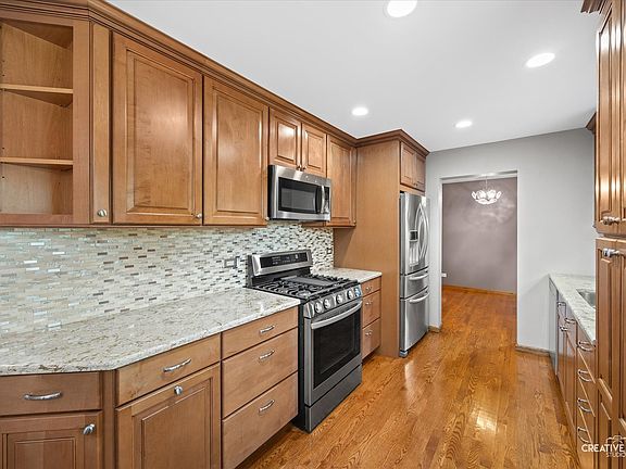 3rd image of 2960 Middlebury Dr