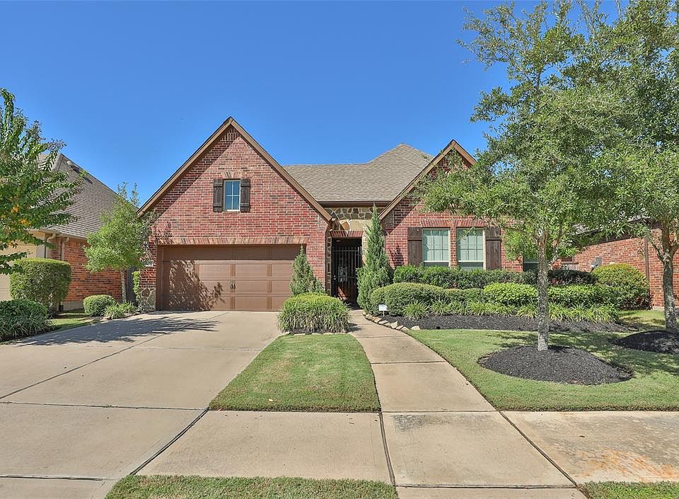 Gorgeous David Weekley patio home located in the heart of Cinco Ranch in the highly sought after Ashfield Gardens community. This home is located on a cul-de-sac tree-lined street.