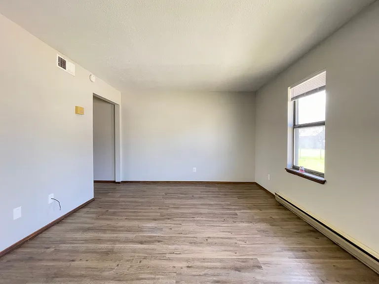 East Memorial Apartments — Photo 32