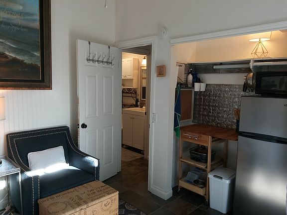 4th image of 15897 Highland Ct