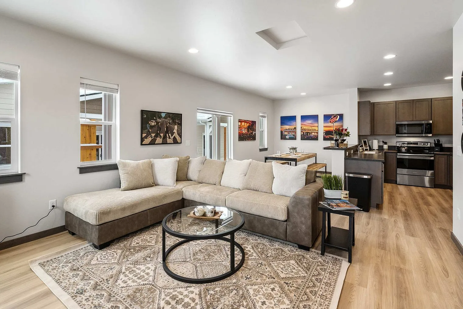 3 bed, 2.0 bath, $6,892 — Photo 3