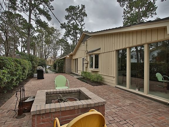 This patio has it all