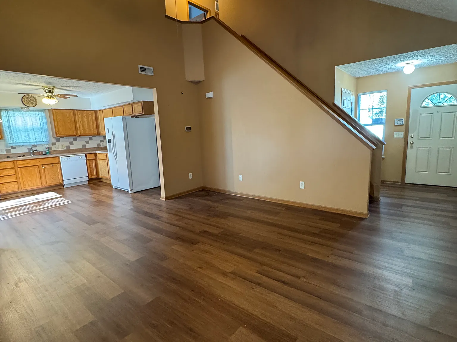 3 bed, 2.5 bath, 1354 sqft, $1,650 — Photo 4