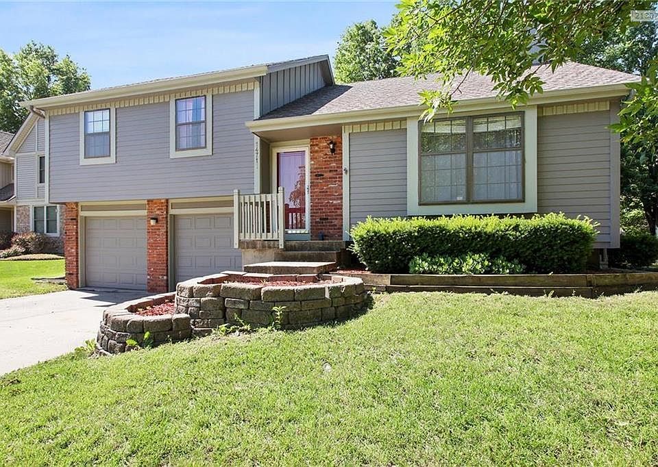 Prepare to Fall in Love with this darling F/B split in heart of Olathe.