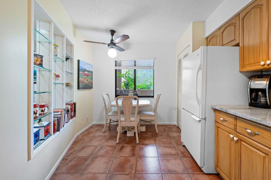 2206 S CYPRESS BEND Drive #208, photo 7