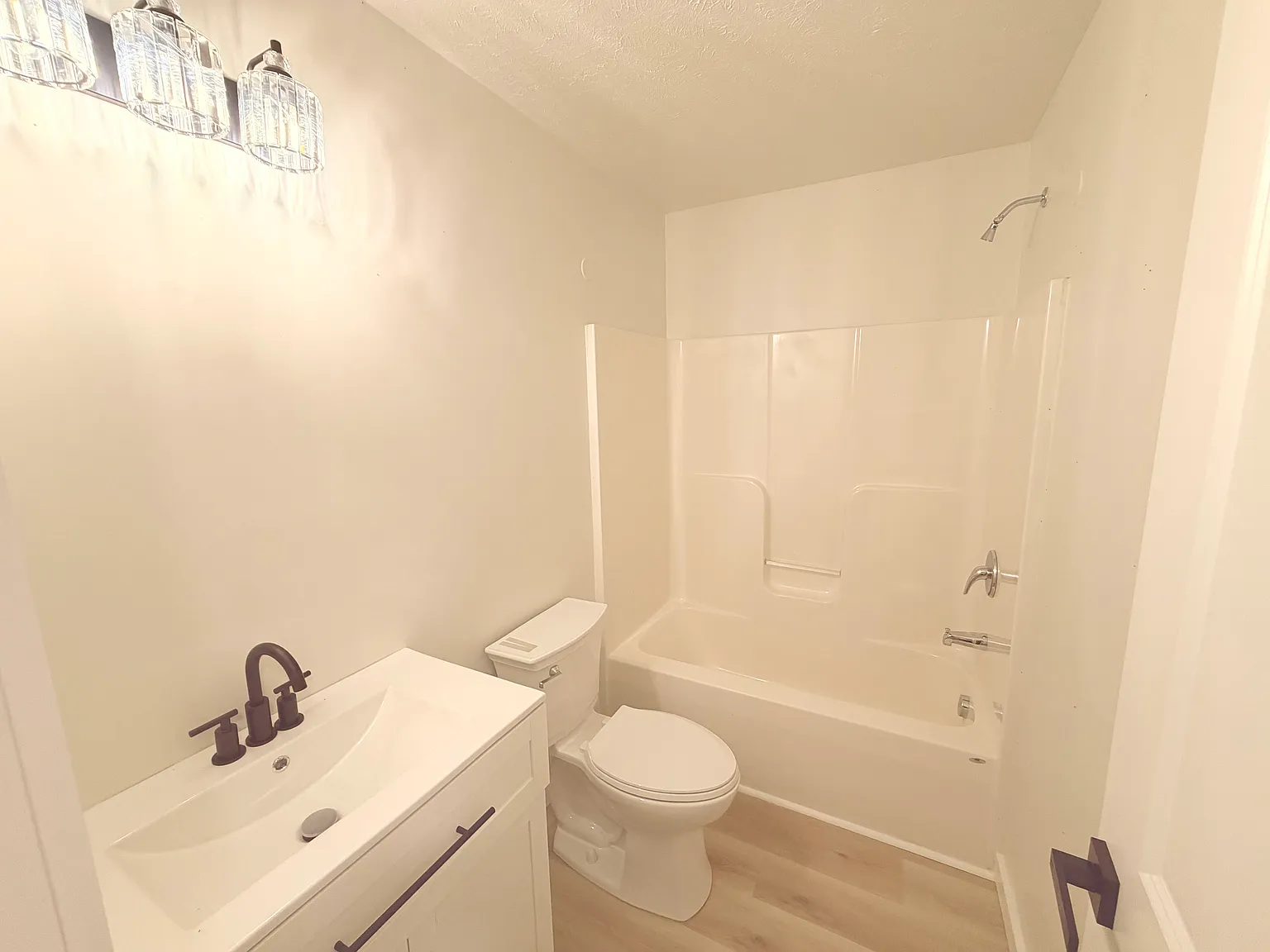 5 bed, 1280 sqft, $2,200 — Photo 2