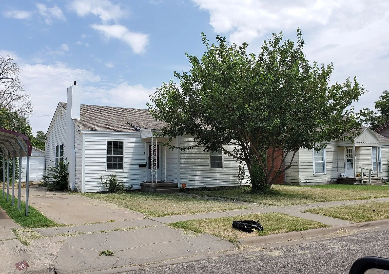 Charming 2-Bedroom Home with Attached Garage for Rent — Photo 1