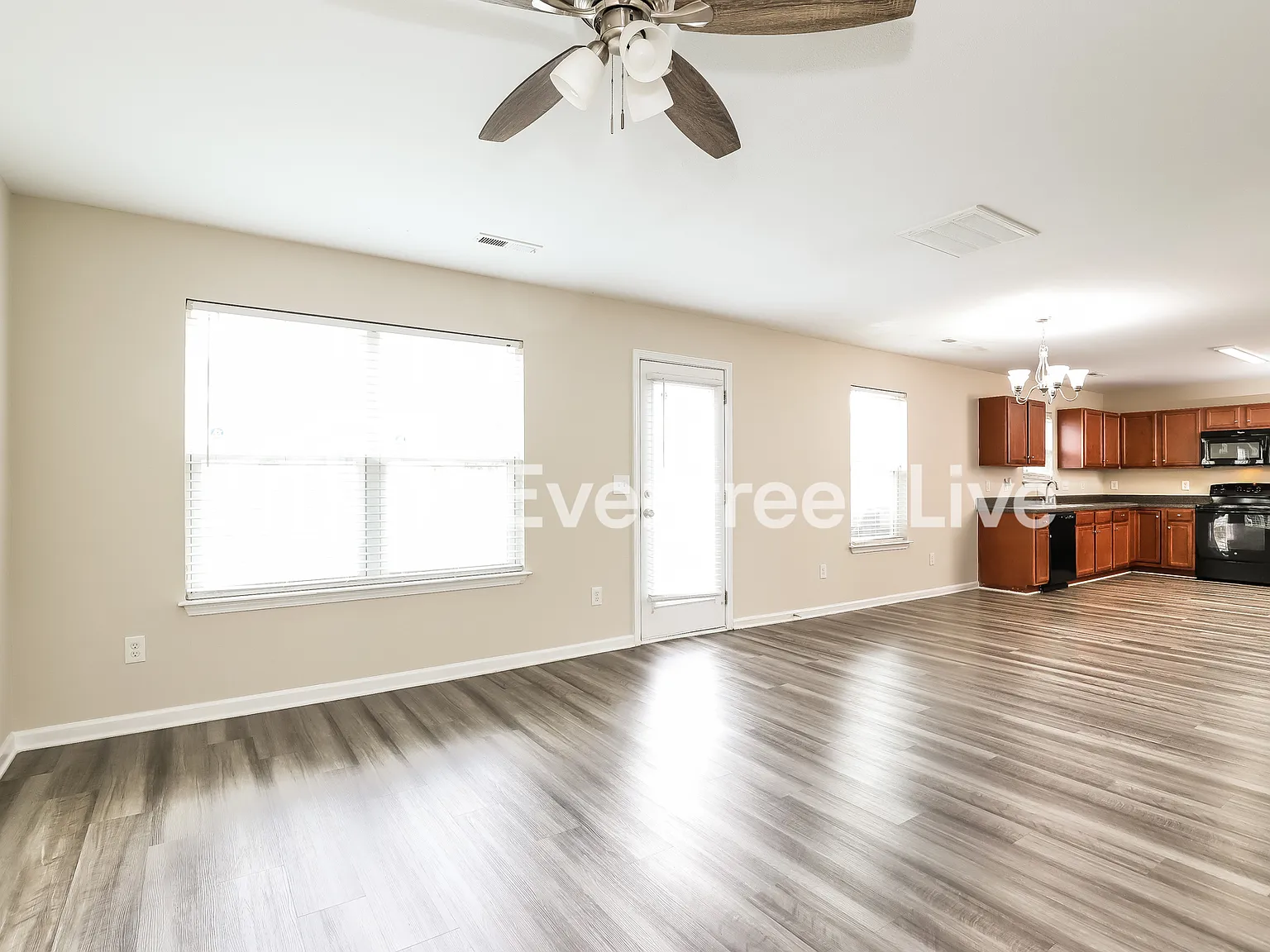 4 bed, 2.5 bath, 2040 sqft, $1,945 — Photo 3