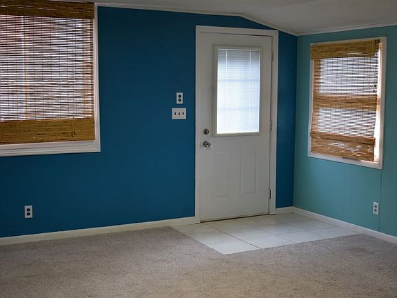 4th image of 412 S Elm St