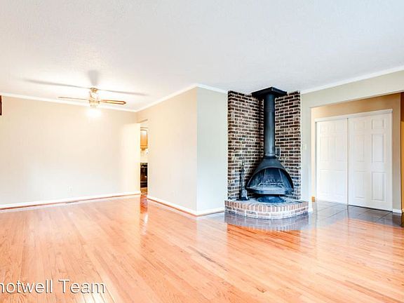 3rd image of 121 Hilltop Ln