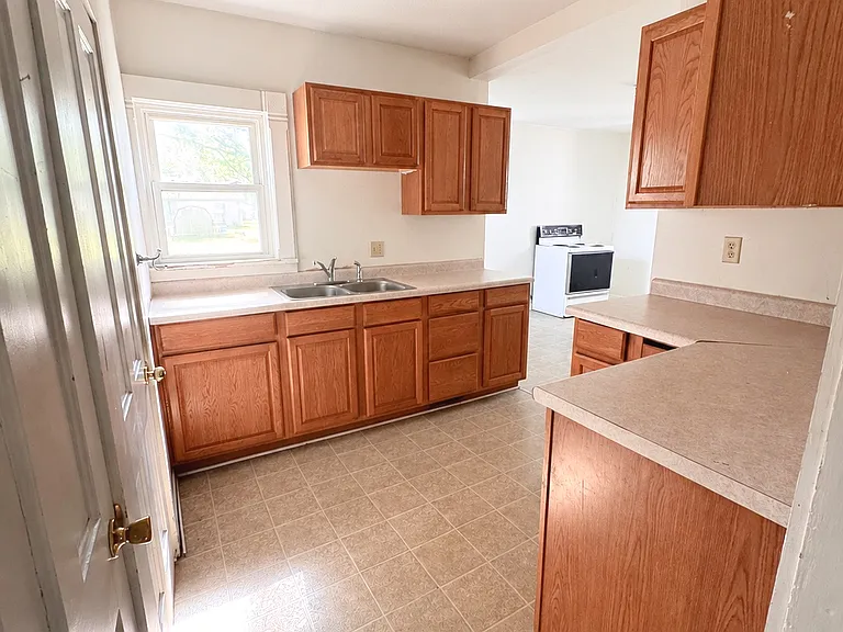 670 N Walnut St — Photo 9