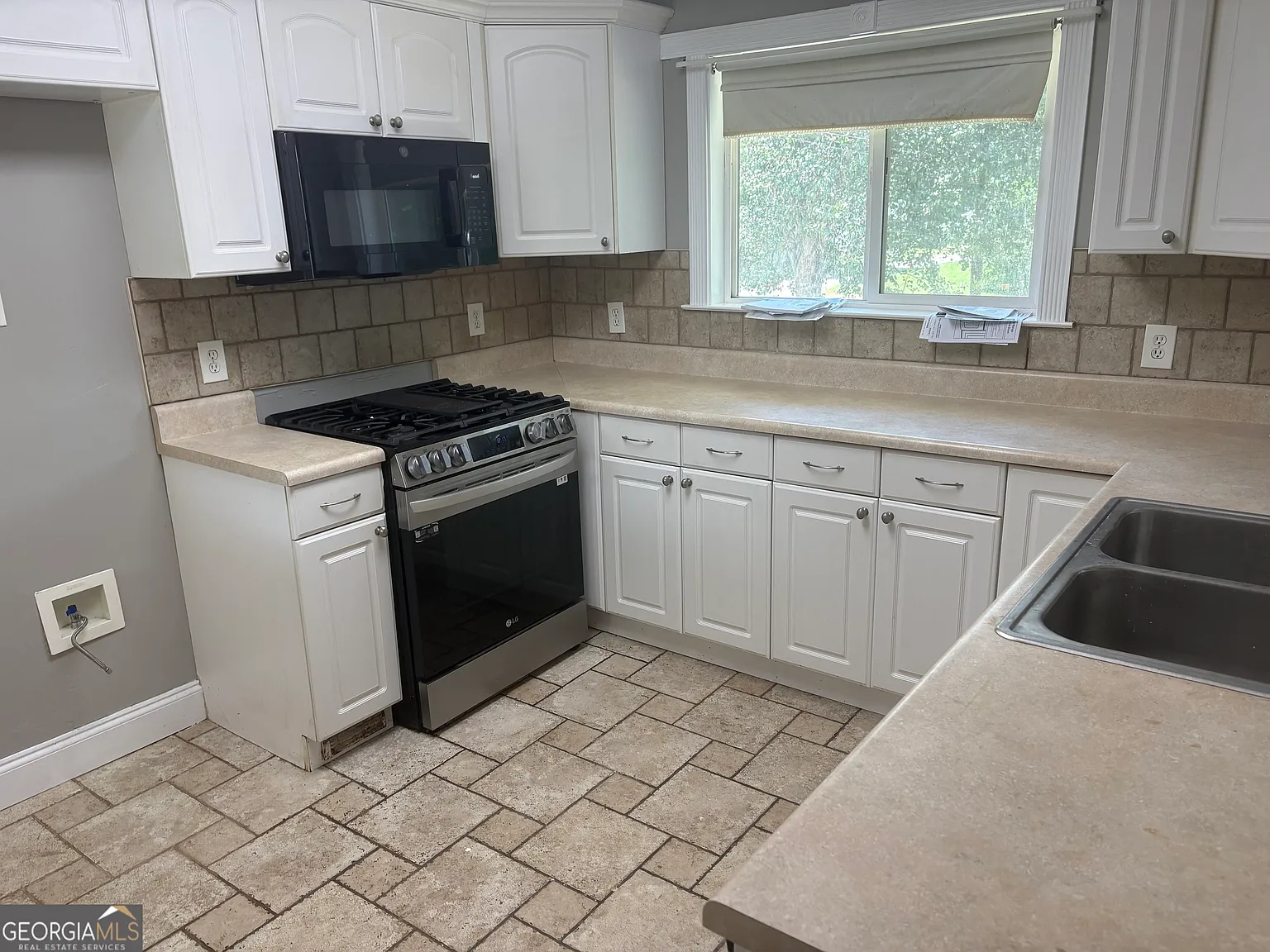 3 bed, 2.0 bath, 1500 sqft, $1,500 — Photo 2
