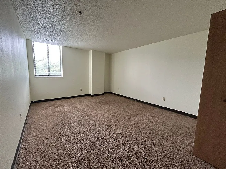 Brewers Point Apartments — Photo 14