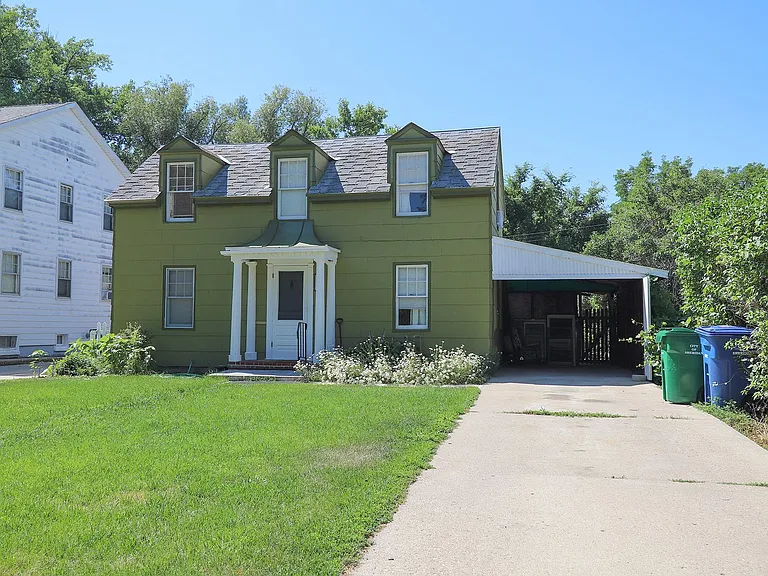 740 W Burkitt St — Photo 2