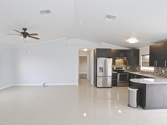 3rd image of 819 Woodridge Cir