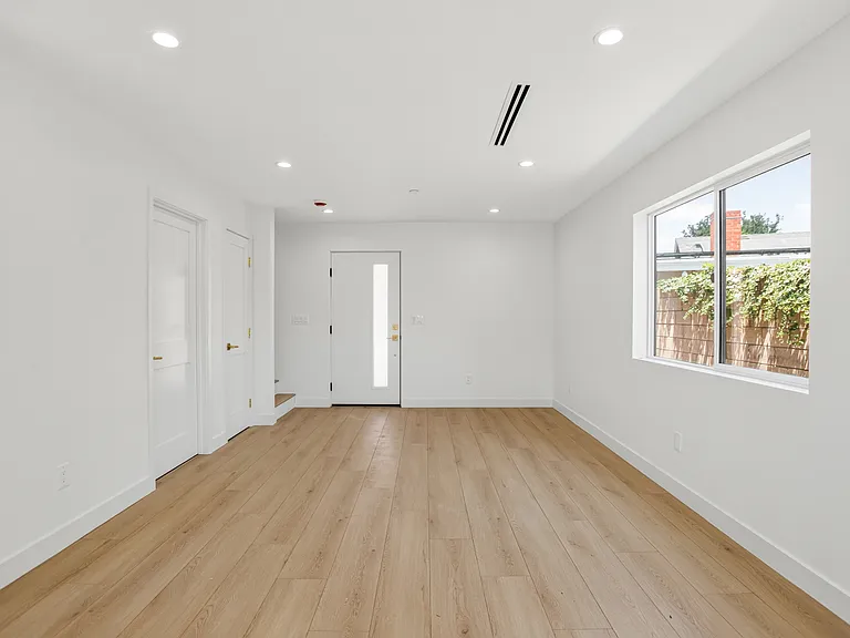 11504 Valjean Ave — Photo 8