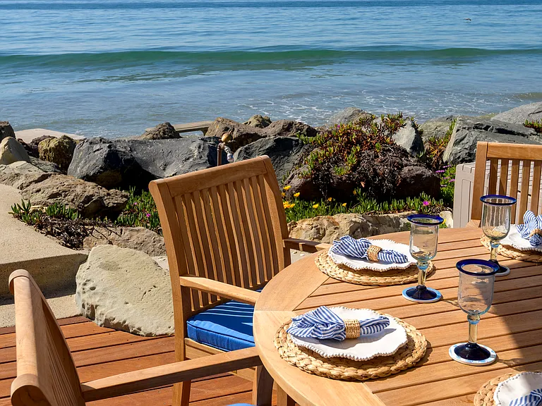 Dining by the sea..all day!