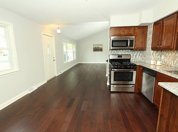5th image of 17352 Oconto Ave