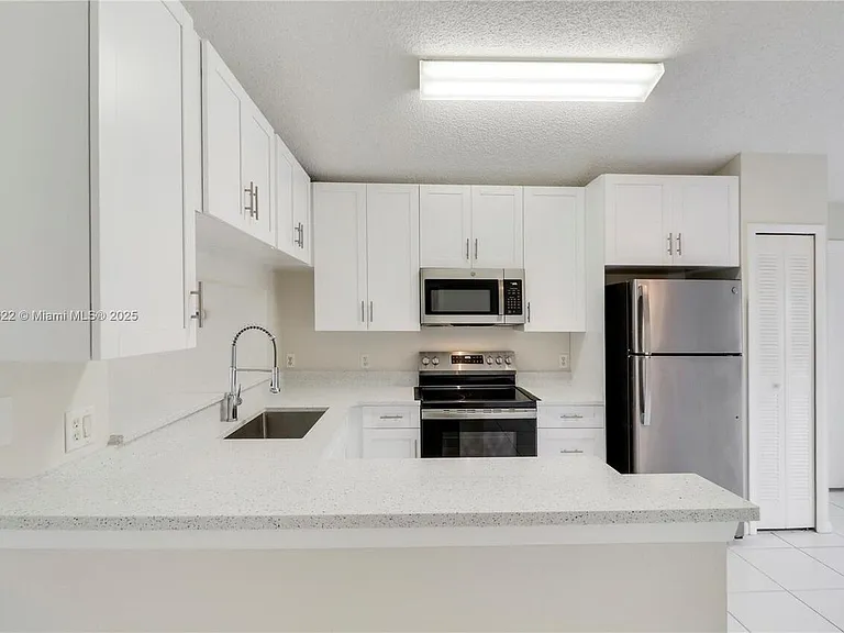 653 NW San Remo Cir — Photo 3