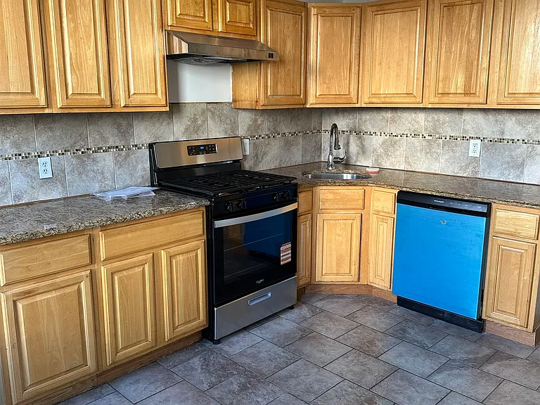 125 W 28th St #1 — Photo 3