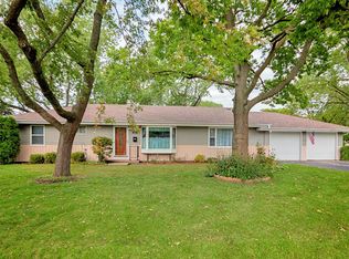 10 Crescent Rd, Lake Zurich, IL 60047