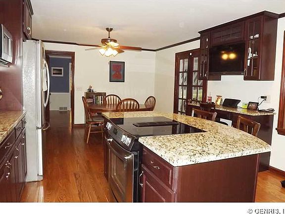 2nd image of 25 Cricket Hill Dr
