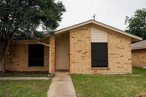 1809 Wilde Oak Cir #B Photo 1