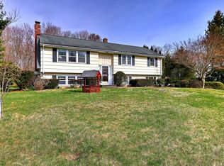 31 Redcoat Ln, Guilford, CT 06437