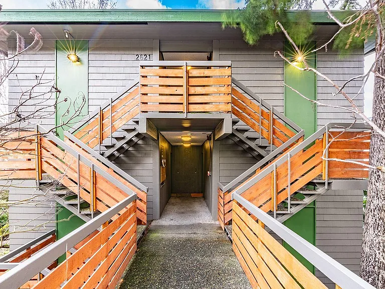 Renovated Queen Anne Apartment — Photo 1