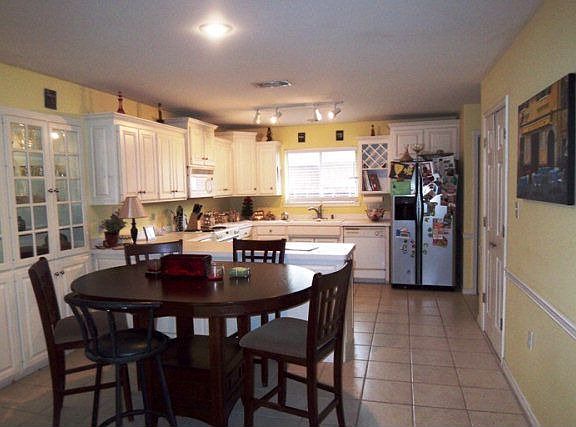 3rd image of 2204 Hanks St
