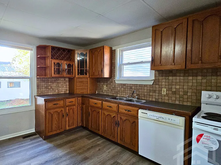51 Frank St — Photo 3