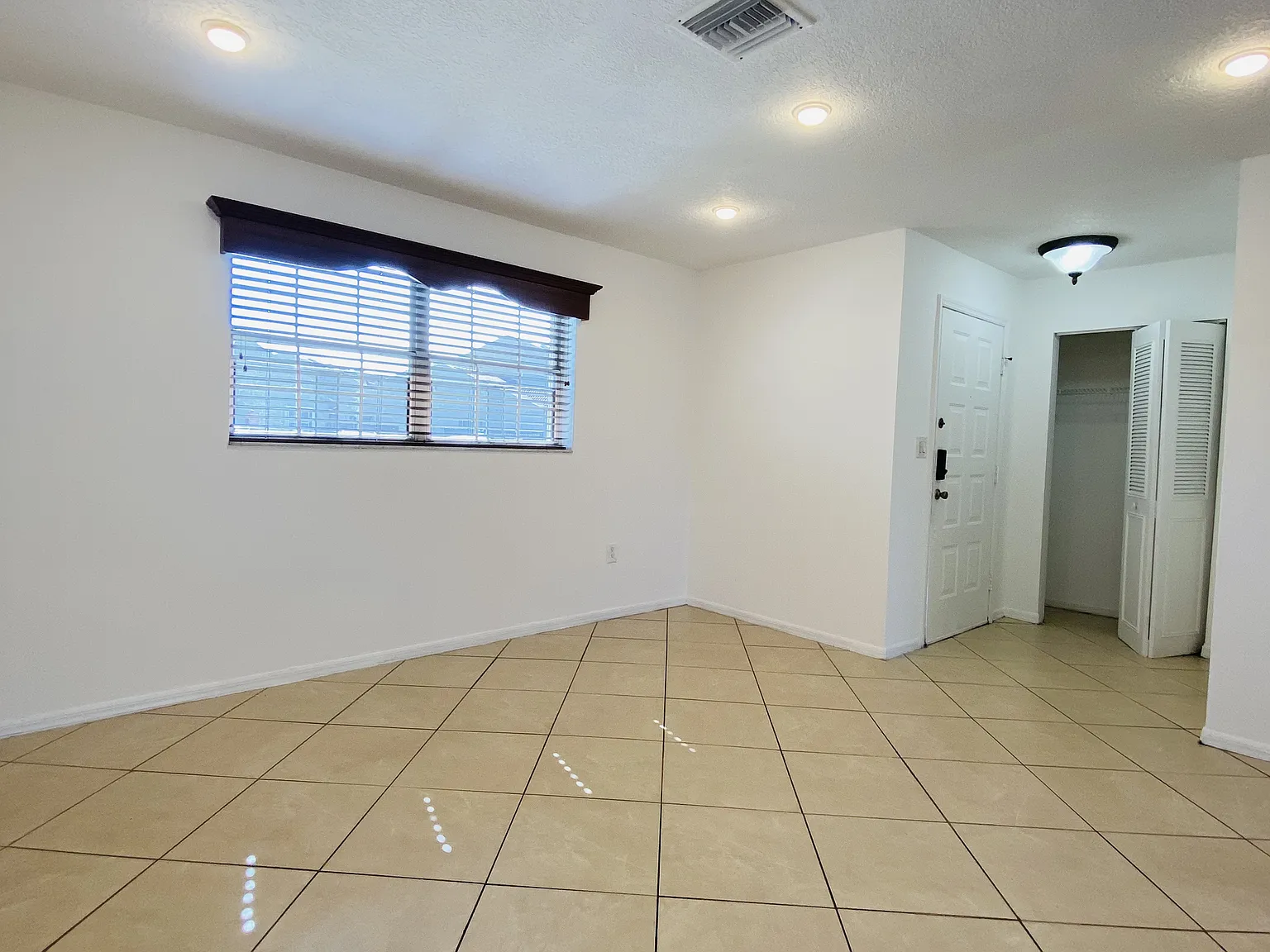 3 bed, 2.5 bath, 1355 sqft, $3,000 — Photo 3