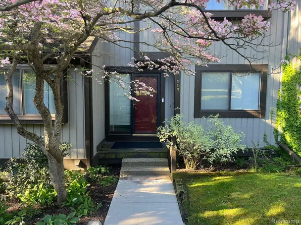 509 Carberry Hl, Brighton, MI 48116