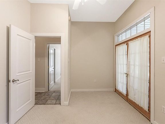 3rd image of 916 Great Southern Dr