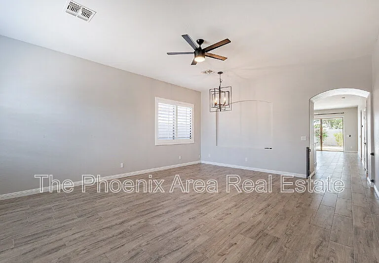 2823 E Tulsa St — Photo 2