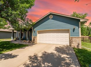 1104 Perry Ln S, Harrisburg, SD 57032