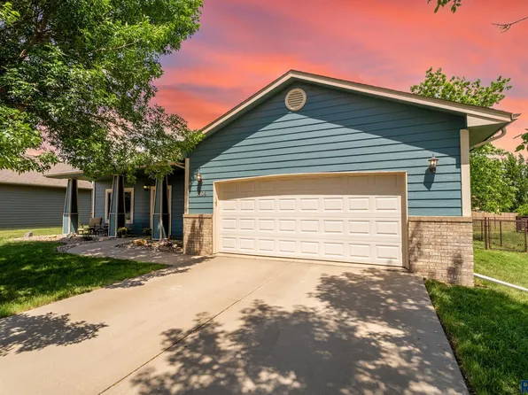 1104 Perry Ln S, Harrisburg, SD 57032