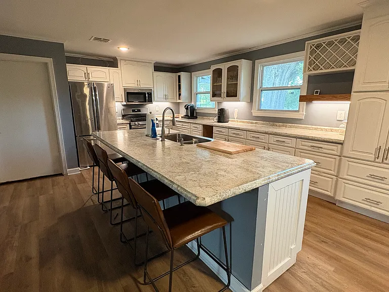 422 Ashley Ave — Photo 3