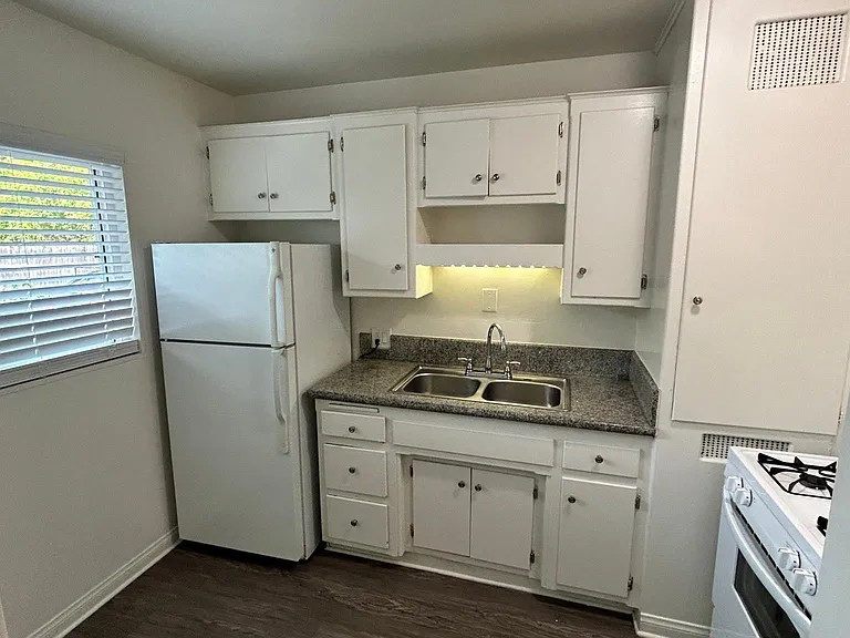 305 N Signal St #3 — Photo 1
