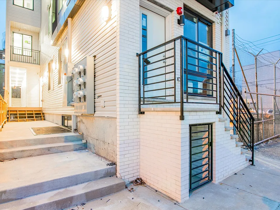 1230 N Marshall St #3R