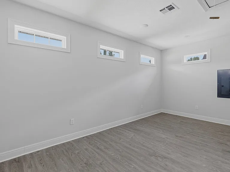 303 Lyles St — Photo 8