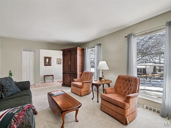 3rd image of 902 Rusticmanor Cir