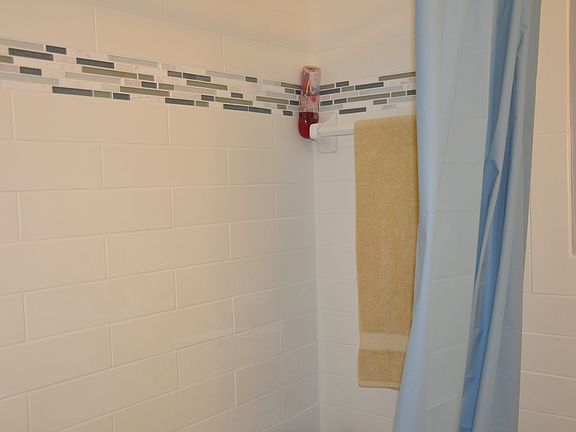 Full bath, 1st Fl