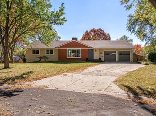 7616 Mohawk Dr, Prairie Village, KS 66208