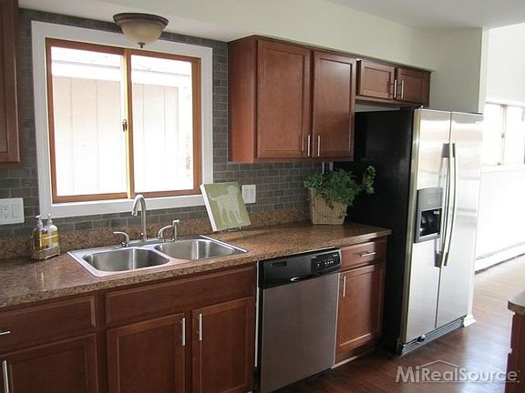 4th image of 2881 Hope Ave