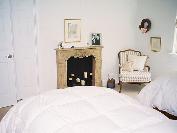 Guest room w/walk-in closet