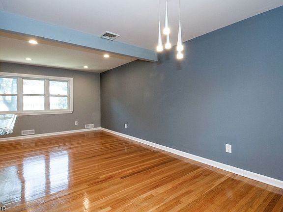 4th image of 83 Glendale Ave